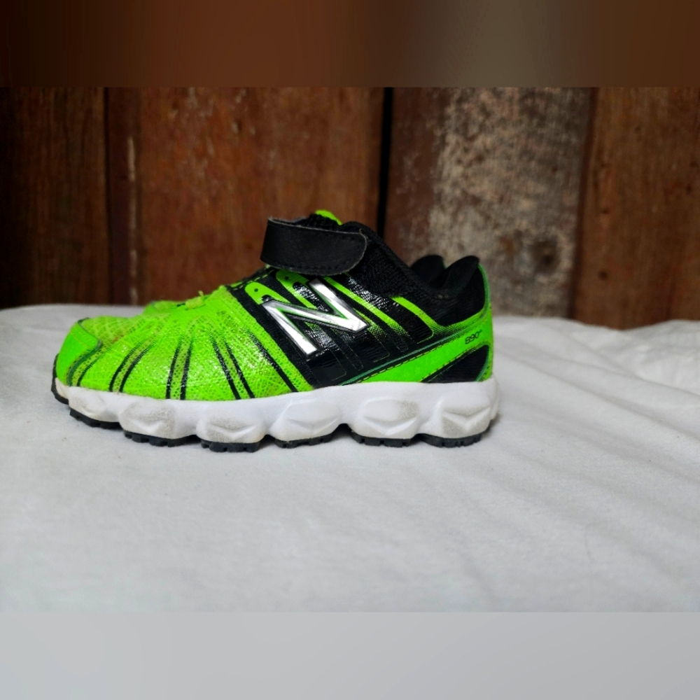 New Balance toddler sz 7.5 sneaker green and black #890
